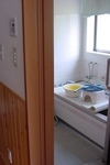 浴室のバリアフリー：フラットな床、引き戸、手すり
給湯器からの水栓金具とは別に太陽熱温水器からの水栓金具もつける