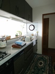 before 木製扉のキッチンは重量感のあるダーク色、あまり使用されていない吊戸棚