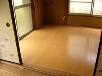 このような和室から洋室に床だけリ・フォームは
安価で済み人気がある工事です。