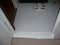 床の出入り口部分はバリアフリーで
段差が少なく、また片引戸は出入りがラクで
面積が有効活用できる。