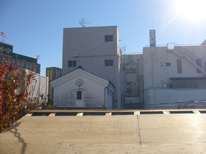 ビルの谷間の小さな屋根葺き替え現場