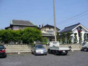 －屋根Ｓ型瓦の棟に立つ飾り立物の修理－＜足利市＞