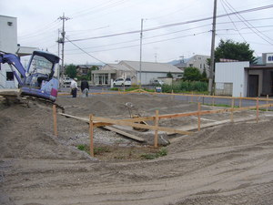 店舗基礎工事①＜天候に左右されながらも進む＞