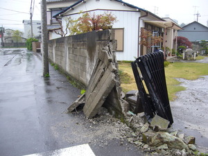 車飛び込み　塀、門扉を壊す（未明の居眠り運転？）