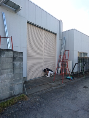 大型工作機械導入で工場の外部壁剥がし、その後復元＜足利市＞